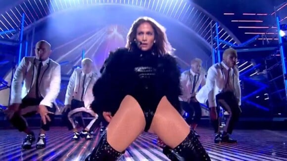 Jennifer Lopez : sa tenue sexy à la télé choque les britanniques