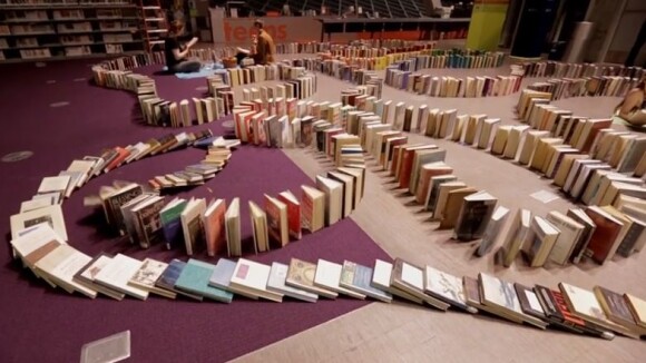 La plus grande chute de dominos de livres du monde : Domino Day version "rat de bibliothèque"