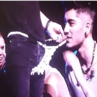 Harry Styles : Zayn Malik croque dans son string en bonbons pendant un concert de One Direction