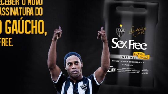 Ronaldinho : le Brésilien range les crampons et sort les capotes pour une pub