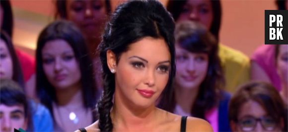 Nabilla Benattia, habillée en Jean-Paul Gaultier lors de son passage au Grand Journal