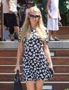 Paris Hilton avec une robe fleurie dans les rue de Malibu