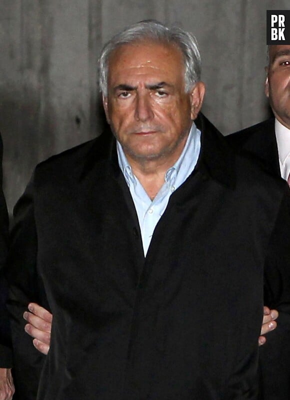 Dominique Strauss-Kahn menottes aux mains en mai 2011