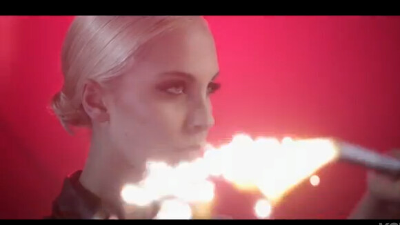 Oslo (Popstars 2013) : une chroniqueuse du Mag de NRJ 12 dans leur clip Hold Me Down