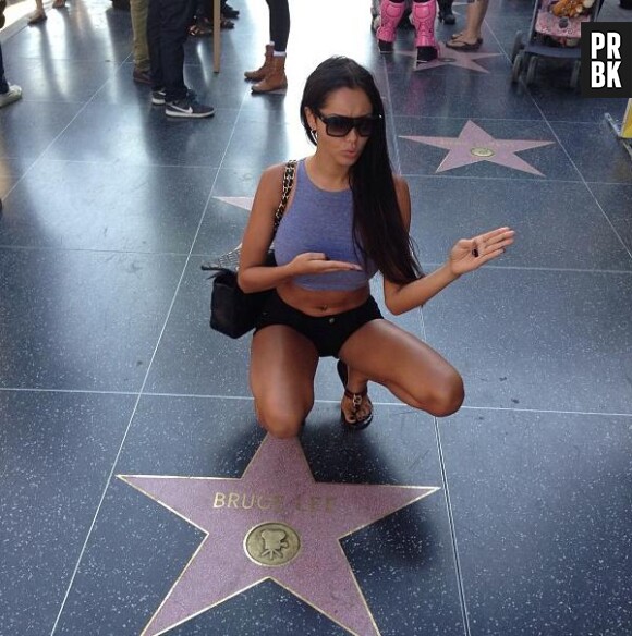 Nabilla Benattia se moque de sa baston à Miami en posant sur le célèbre Walk Of Fame à Los Angeles.