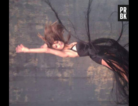 Vampire Diaries saison 5 : Nina Dobrev fait le grand saut pour un photoshoot