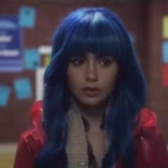 Lily Collins : alien aux cheveux bleus dans le clip 'Claudia Lewis' de M83