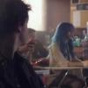 Lily Collins en alien aux cheveux bleus dans le clip de M83, Claudia Lewis