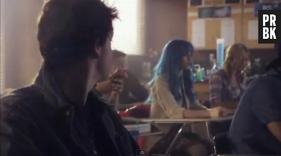 Lily Collins en alien aux cheveux bleus dans le clip de M83, Claudia Lewis