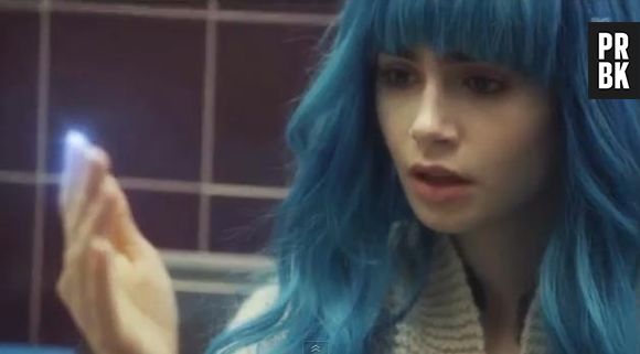 Lily Collins en alien aux cheveux bleus dans le clip de M83, Claudia Lewis