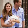 Kate Middleton et son fils à la sortie de la maternité le 23 juillet 2013