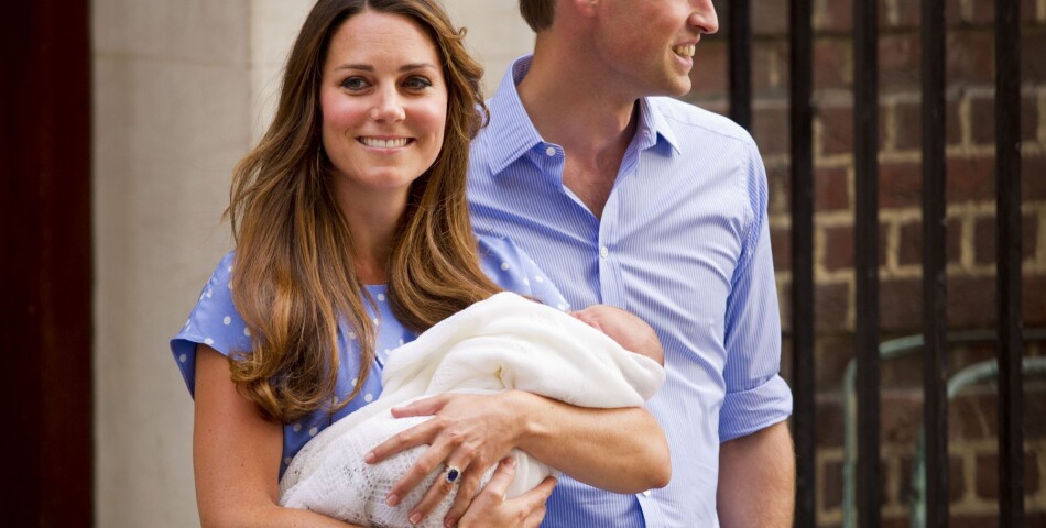 Kate Middleton et son fils à la sortie de la maternité le 23 juillet 2013