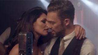 Lawson : Juliet, le clip vintage avec Kelly Brook