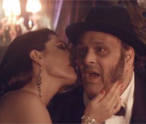 Lawson : Kelly Brook dans le clip de Juliet