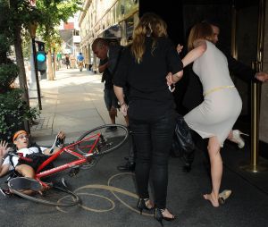 Nicole Kidman renversée par un paparazzi à vélo, le 12 septembre 2013 à New-York