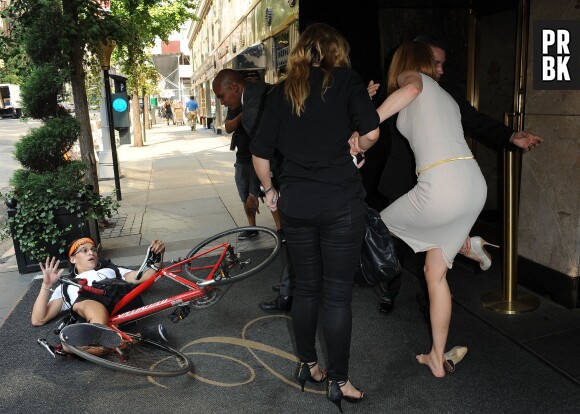 Nicole Kidman renversée par un paparazzi à vélo, le 12 septembre 2013 à New-York