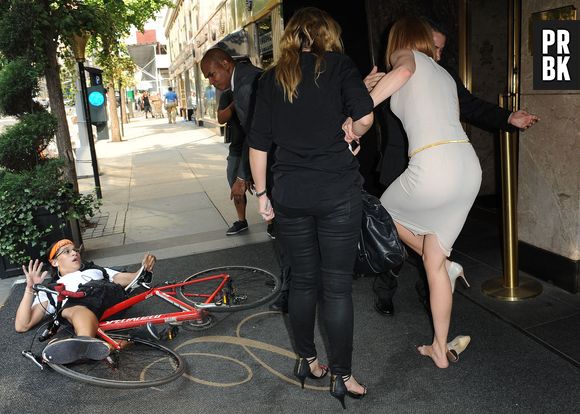Nicole Kidman renversée par un paparazzi à vélo, le 12 septembre 2013 à New-York