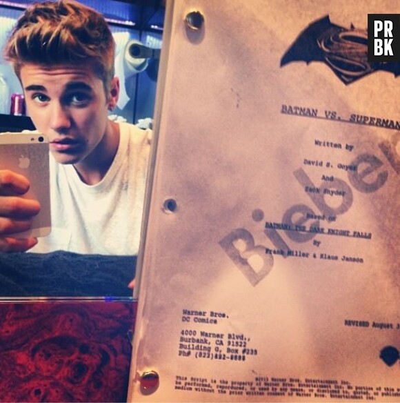 Justin Bieber avec le script de Man of Steel 2 : Batman vs Superman de Zack Snyder. Bientôt un rôle au cinéma ?