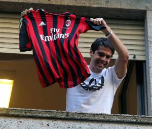 Kaka salue les supporters du Milan AC, le 2 septembre 2013
