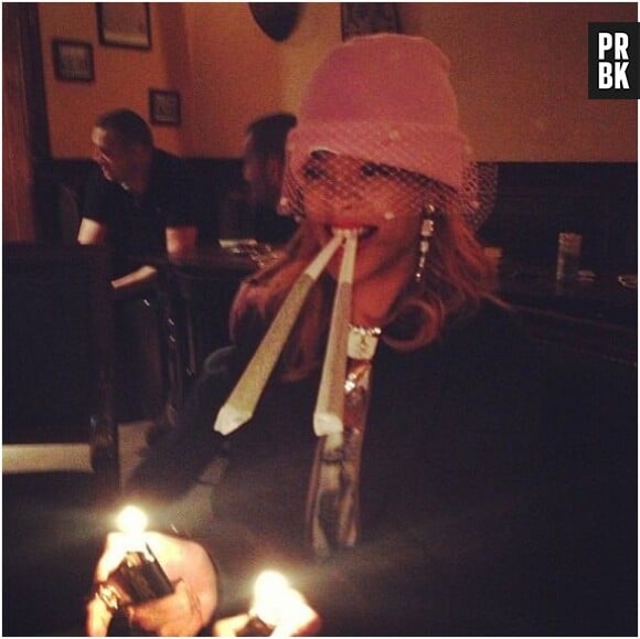 Rihanna : joints à la bouche à Amsterdam
