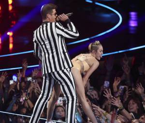Miley Cyrus en mode provoc aux MTV VMA 2013