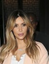 Kim Kardashian blonde à la sortie d'un dîner avec Kanye West, le 20 septembre 2013 à Los Angeles