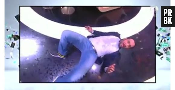 Bataille d'eau entre Cyril Hanouna et Thierry Moreau dans Touche pas à mon poste ce mardi 1er octobre 2013