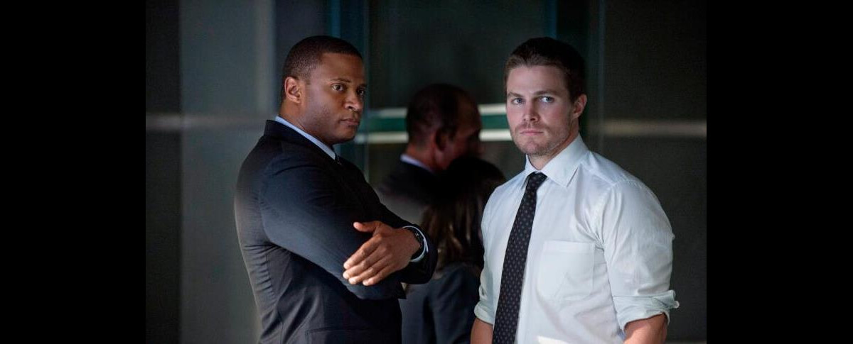 Photo : Arrow saison 2 : Diggle et Oliver toujours partenaires - PureBreak