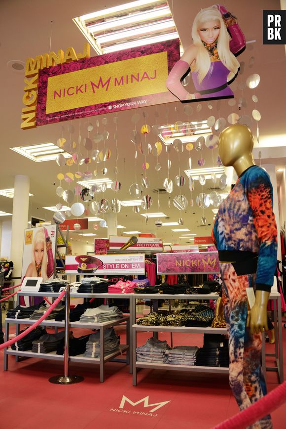 Nicki Minaj et son décolleté XXL pour le lancement de sa collection de vêtements avec Kmart à Los Angeles, le 15 octobre 2013