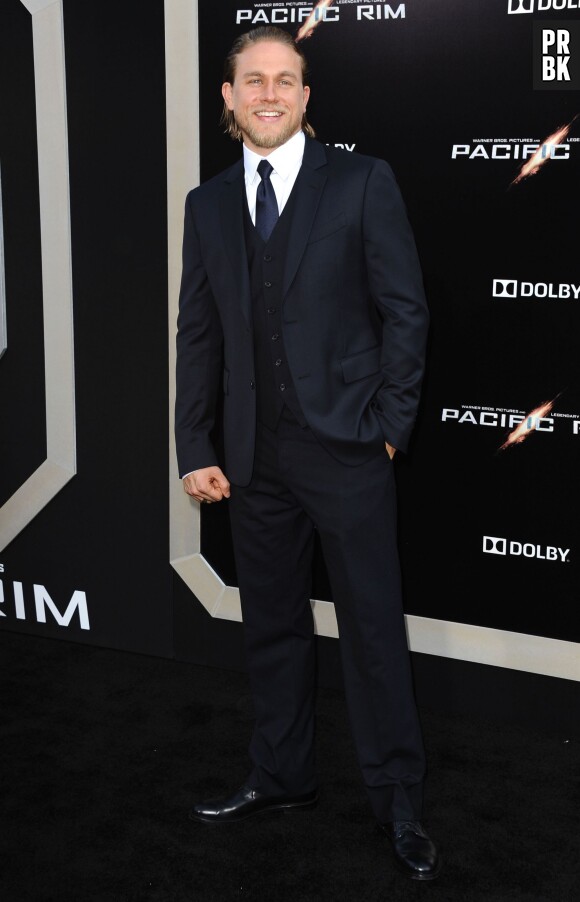 Fifty Shades of Grey : Charlie Hunnam abandonne le rôle de Christian Grey à cause de son agenda trop chargé.