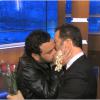 Cyril Hanouna et Arthur s'embrassent sur TF1, vendredi 18 octobre 2013