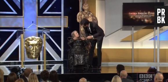 Sacha Baron Cohen : "Borat" tue par erreur une veille dame en chaise roulante aux Britannia Awards 2013