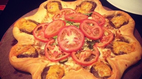 Pizza ou Burger, stop au dilemme avec la Majesty Pizza Burger de Pizza Hut !