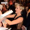 Hunger Games l'embrassement : Jennifer Lawrence proche de ses fans à l'avant-première parisienne le 15 novembre 2013, au Grand Rex