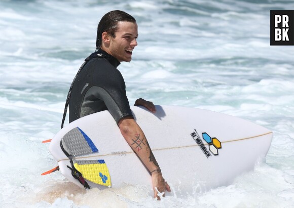 One Direction : Louis Tomlinson en pleine séance surf