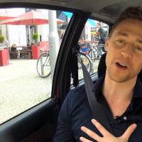 Tom Hiddleston : Loki se met au karaoké avec Stand By Me