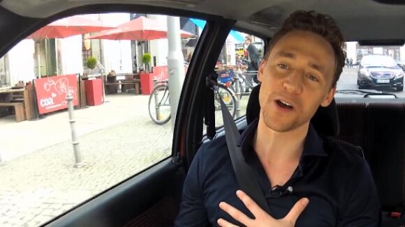 Tom Hiddleston : Loki se met au karaoké avec Stand By Me
