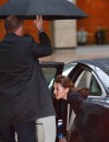 Kate Middleton dévoile un bout de cuisse à cause du vent, à Londres le 19 novembre 2013