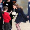 Kate Middleton dévoile un bout de cuisse à cause du vent, à Londres le 19 novembre 2013