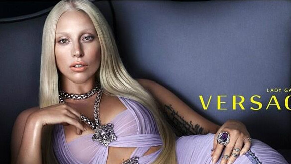 Lady Gaga : une égérie de Versace classe et sexy