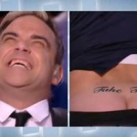 Le Grand Journal : Antoine De Caunes montre ses fesses à Robbie Williams