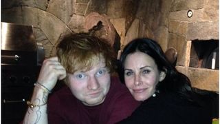 Ed Sheeran et Courteney Cox en couple ? Les rumeurs absurdes