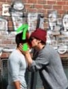 James Franco se moque des rumeurs sur son homosexualité avec une photo de lui embrassant un garçon