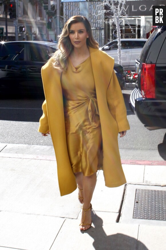Kim Kardashian et sa tenue un peu trop jaune à Los Angeles le 11 décembre 2013