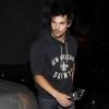 Taylor Lautner en mode casual à Los Angeles le 11 décembre 2013 avec sa petite amie