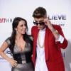 Justin Bieber : en costume rouge pour l'avant-première du film Believe à Los Angeles, le 18 décembre 2013