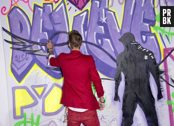 Justin Bieber : en costume rouge pour l'avant-première du film Believe à Los Angeles, le 18 décembre 2013