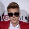 Justin Bieber : en costume rouge pour l'avant-première du film Believe à Los Angeles, le 18 décembre 2013