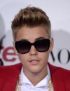 Justin Bieber : en costume rouge pour l'avant-première du film Believe à Los Angeles, le 18 décembre 2013