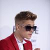 Justin Bieber : en costume rouge pour l'avant-première du film Believe à Los Angeles, le 18 décembre 2013